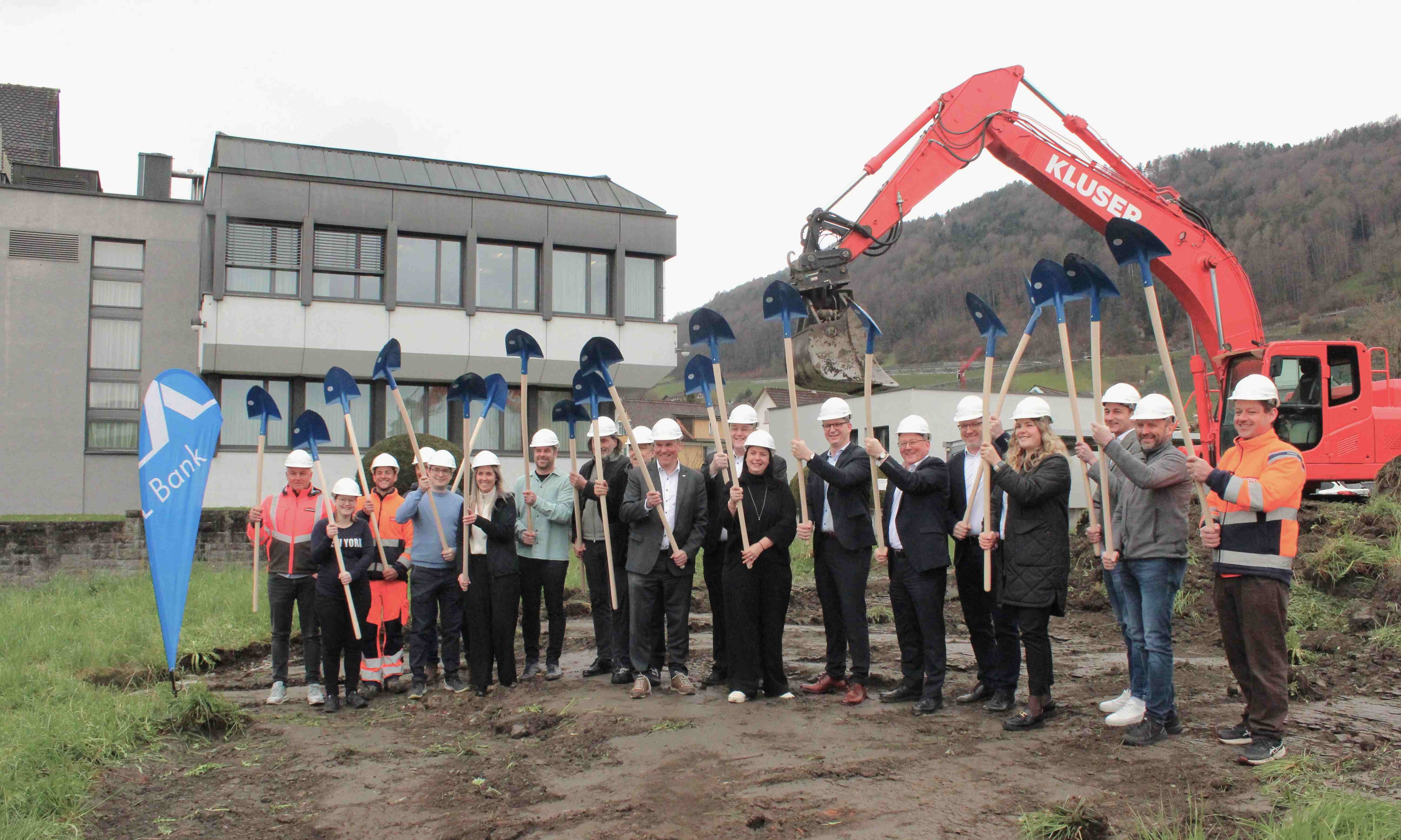 «Wir sind glücklich, dass wir loslegen können», sagt Projektleiter Andreas Reis (Mitte, links vom Bagger) beim Spatenstich gestern Montagvormittag.