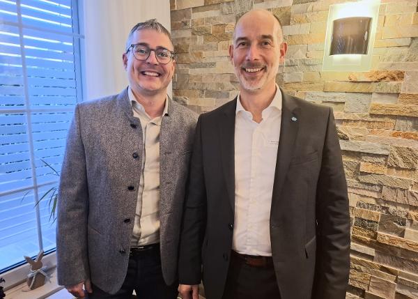 Präsident Sandro Cangina (rechts) gratuliert Walter Tschann, zur erfolgreichen Wahl in den EIT.thurgau-Vorstand. Präsident Sandro Cangina (rechts) gratuliert Walter Tschann, zur erfolgreichen Wahl in den EIT.thurgau-Vorstand.