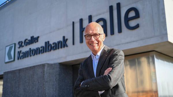 Thomas Scheitlin vor der SGKB-Halle, dem «Flaggschiff der Olma».