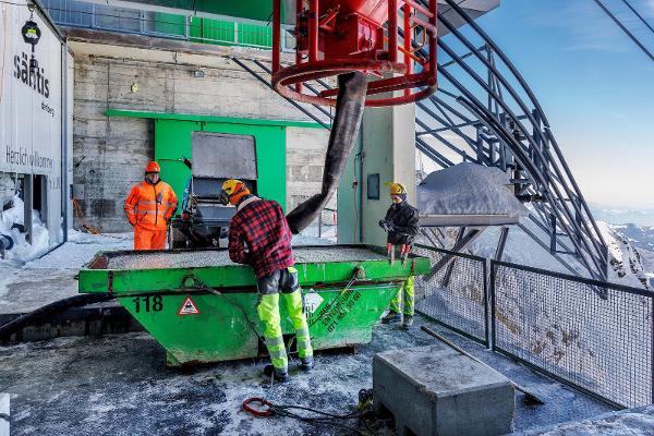 Deutlich höhere Zugkräfte auf die Gebäudestruktur der Bergstation machen bauliche Verstärkungen erforderlich.