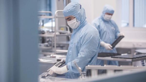 VAT ist globaler Marktführer für Hochleistungs-Vakuumventile, die vorwiegend in der Halbleiterindustrie, bei der Display-Herstellung sowie in der Forschung und Photovoltaik eingesetzt werden.