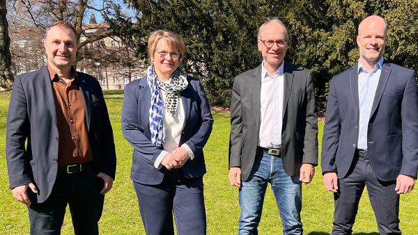 Simon Marcon (CEO StudyLingua), Cornelia Marcon (Geschäftsleiterin StudyLingua), Kurt Krummenacher (Gründer Boa Lingua) und Christian Graf (CEO Boa Lingua).
