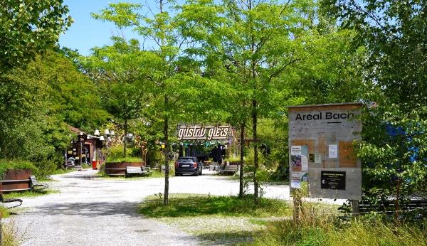 Seit Frühling 2021 wird das ehemalige Bahnhofareal St.Fiden durch den Verein Areal Bach zwischengenutzt.