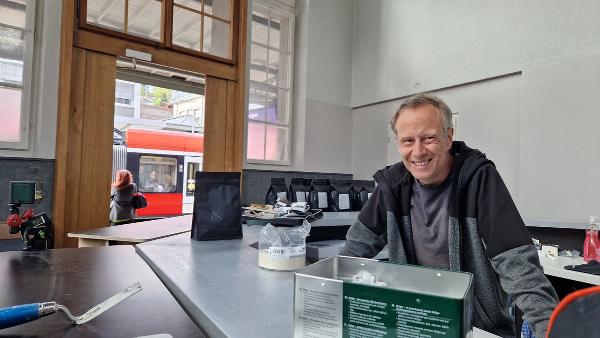 Kaffee trinken statt nur warten im ehemaligen Wartsaal beim Gaiserbahnhof in St.Gallen.