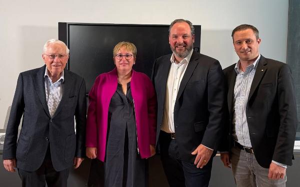 Verantwortliche der Organisation bei einem wichtigen Treffen.