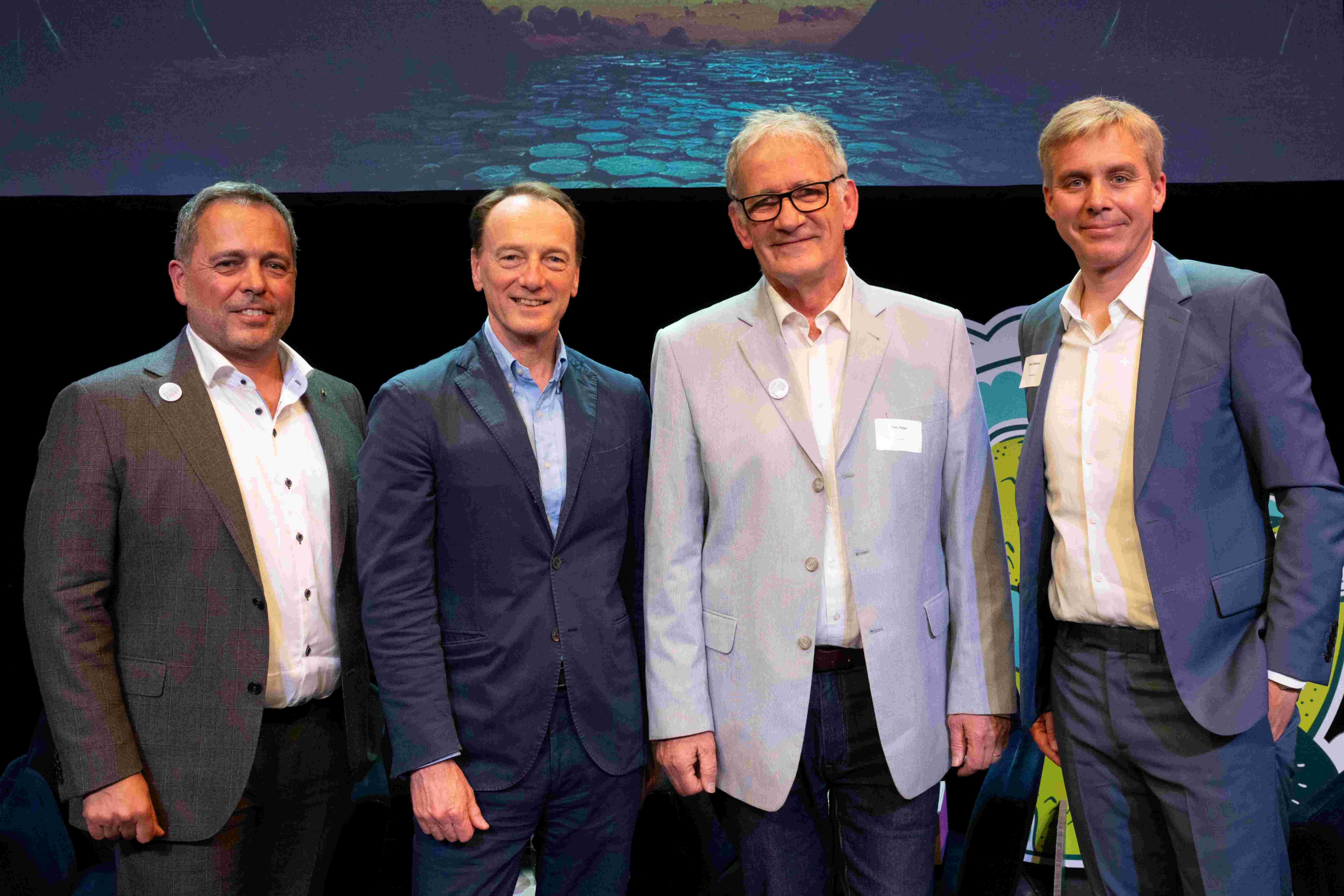 Dennis Reichardt, «Die Klimamacher AG», Marc Elsberg, Autor, Prof. em. Dr. Thomas Peter, emeritierter Professor ETH Zürich, und Reto Scherrer, Moderator. (v.l.)