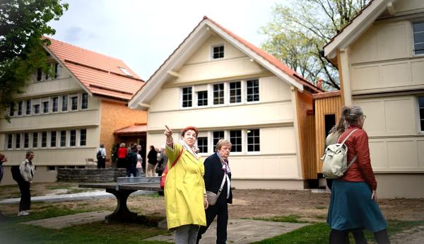 Die Schindelfassaden und Dächer wurden behutsam erneuert. Die Häuser wurden am Jubiläumsfest rege besichtigt. (Bild: Benjamin Manser)