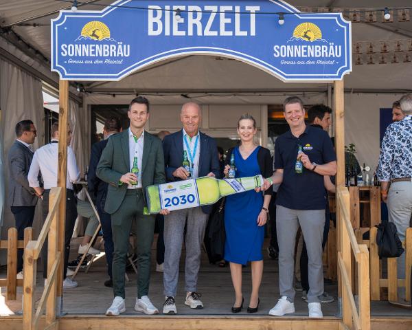 Freuen sich: Messeleiter Michael Dietrich, Verwaltungsrat Andreas Eggenberger, Sonnenbräu-Geschäftsführerin Claudia Keel-Graf und Sonnenbräu-Marketingleiter Dominik Sieber. Freuen sich: Messeleiter Michael Dietrich, Verwaltungsrat Andreas Eggenberger, Sonnenbräu-Geschäftsführerin Claudia Keel-Graf und Sonnenbräu-Marketingleiter Dominik Sieber.