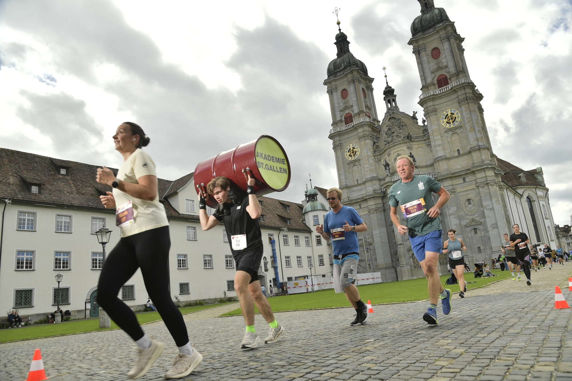Tön Staubli bei einem Lauf-Event mit dem Akademie-Fass auf dem Klosterplatz. Die Akademie St.Gallen ist eine der Hauptsponsorinnen.