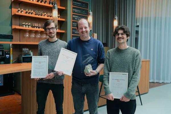 Jetzt mehrfach ausgezeichnet: Die drei Journalisten Jochen Tempelmann (von links), Sandro Büchler und Davide De Martis. Sie haben bereits den Prix Transparence Regio gewonnen. Jetzt mehrfach ausgezeichnet: Die drei Journalisten Jochen Tempelmann (von links), Sandro Büchler und Davide De Martis. Sie haben bereits den Prix Transparence Regio gewonnen.