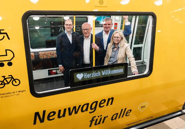 Ein neuer Stadler-Zug der Baureihe J für die Berliner U-Bahn mit Peter Spuhler an Bord. Ein neuer Stadler-Zug der Baureihe J für die Berliner U-Bahn mit Peter Spuhler an Bord.
