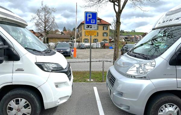 Wohnmobile auf dem Parkplatz vor der Brauerei in Appenzell. Wohnmobile auf dem Parkplatz vor der Brauerei in Appenzell.
