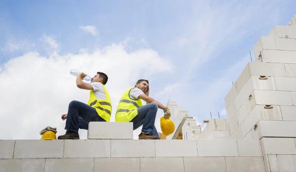 Stillstand auf der Baustelle und Warten auf Behördenentscheide nehmen zu. Stillstand auf der Baustelle und Warten auf Behördenentscheide nehmen zu.
