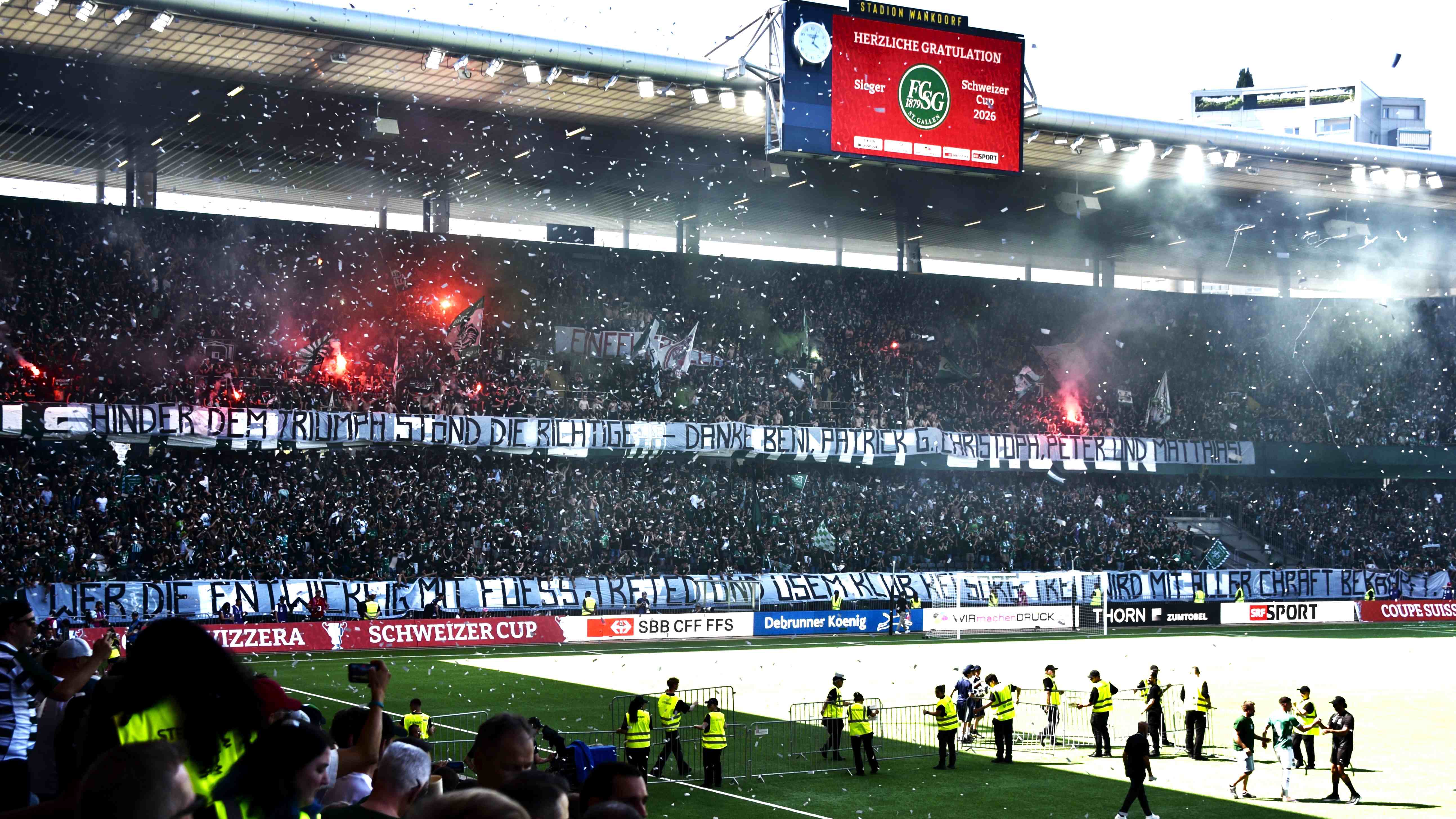 Transparente im Wankdorf-Stadion: «Hinder dem Triumph stönd die Richtige – danke Beni, Patrick G., Christoph, Peter und Matthias!» und «Wer die Entwicklung mit Füess treted und üsem Club kei Sorg treit, wird mit aller Chraft bekämpft.»