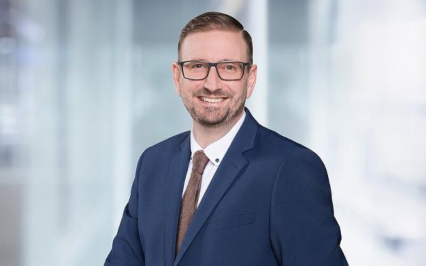 Martin Bernhardsgrütter verfügt über mehr als 15 Jahre internationale Führungs- und Transformationserfahrung in Industrie, Technologie und Mobilität. Martin Bernhardsgrütter verfügt über mehr als 15 Jahre internationale Führungs- und Transformationserfahrung in Industrie, Technologie und Mobilität.