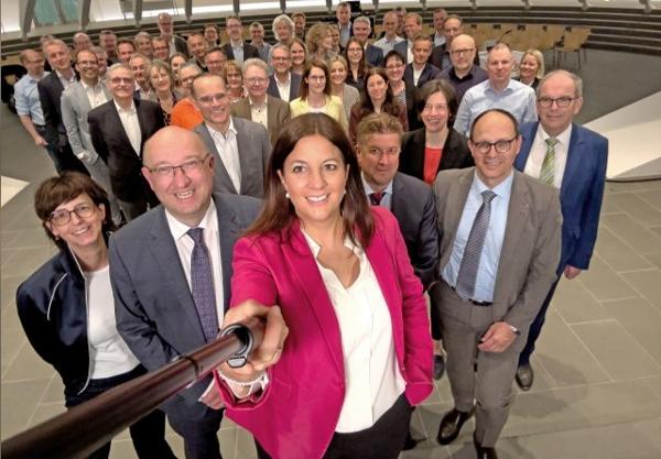 Passend zum Präsidial-Motto wurde das aktuelle Regierungsfoto an der Frühjahrs-Amtsleitendenkonferenz im Pfalzkeller aufgenommen.