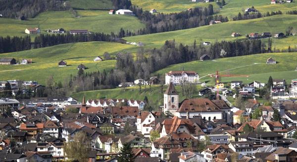 In Appenzell Innerrhoden kann der gesetzliche Grenzabstand zum Nachbargrundstück bei Sanierungen unter Voraussetzungen unterschritten werden. In Appenzell Innerrhoden kann der gesetzliche Grenzabstand zum Nachbargrundstück bei Sanierungen unter Voraussetzungen unterschritten werden.