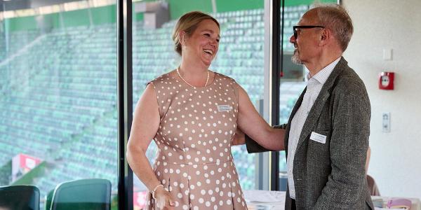 Dr. med. Barbara Hüberli-Zahner wird von ihrem Vorgänger Dr. med. Jürg Lyman verabschiedet.