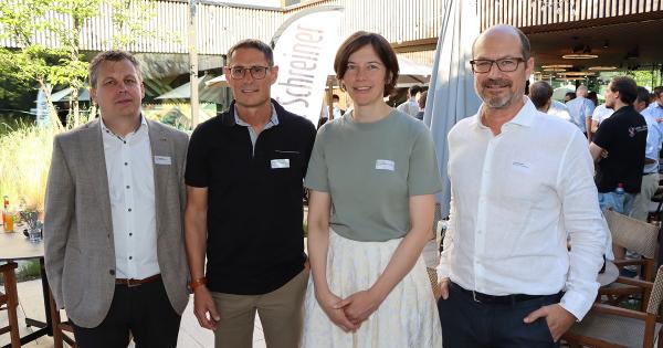 Verbandspräsident Urs Hungerbühler, der Finanzverantwortliche Markus Grüter, Regierungsrätin Bettina Surber und Vizepräsident Simon Schwitter an der GV des Schreinerverbands Kanton St.Gallen. (v.l.)