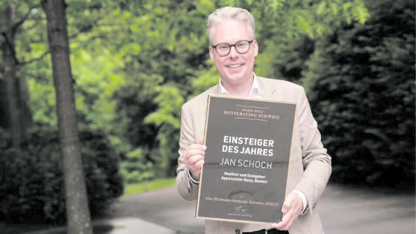 Jan Schoch, Eigentümer des «Appenzeller Huus», zeigt seine jüngste Auszeichnung.