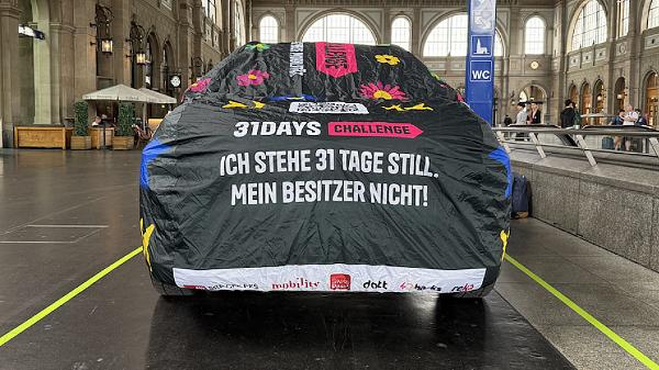 Die Zielgruppe, hier am Zürcher HB, wird nicht über klassische Massnahmen angesprochen, sondern erhält direkt das Produkt zum Ausprobieren.