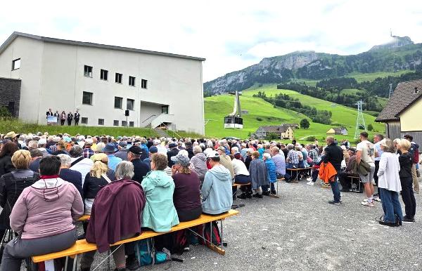 Die Generalversammlung der Kastenbahn fand unter freiem Himmer vor der Talstation statt. Die Generalversammlung der Kastenbahn fand unter freiem Himmer vor der Talstation statt.