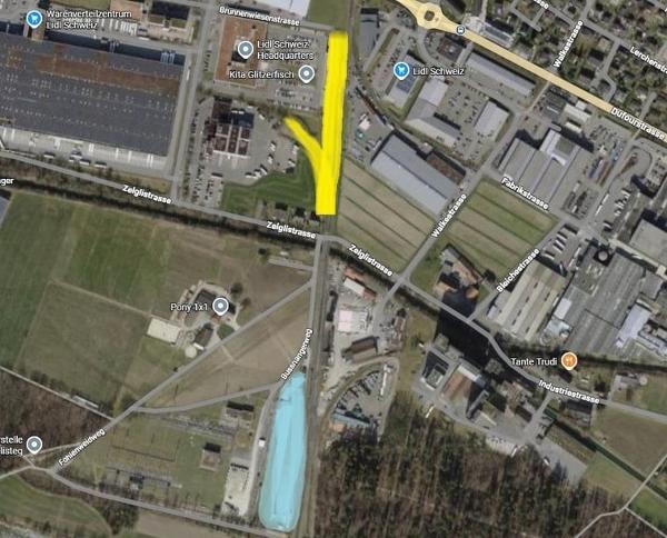 Stadler Rail möchte die Parzelle (gelb markiert) erwerben, um auf ihrem bestehenden Grundstück (blau markiert) eine Inbetriebsetzungshalle bauen zu können. (Screenshot, bearbeitet: Google Maps) Stadler Rail möchte die Parzelle (gelb markiert) erwerben, um auf ihrem bestehenden Grundstück (blau markiert) eine Inbetriebsetzungshalle bauen zu können. (Screenshot, bearbeitet: Google Maps)