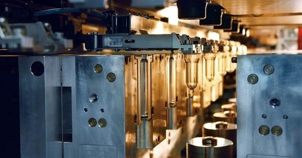 Streckblasanlage der Firma Soplar, auf der aus Preforms (vorgeformte Rohlinge) PET-Flaschen hergestellt werden.