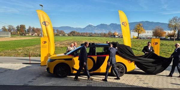 Das «AmiGo»-Fahrzeug von PostAuto bei einer Präsentation in Altstätten. Die automatisierten Fahrzeuge sollen ab 2027 regulär im öffentlichen Verkehr eingesetzt werden.