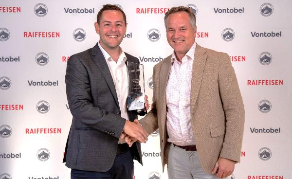 Benedikt Schawalder, Stv. Leiter Firmenkunden bei der Raiffeisenbank Mittelrheintal, Widnau. (links)