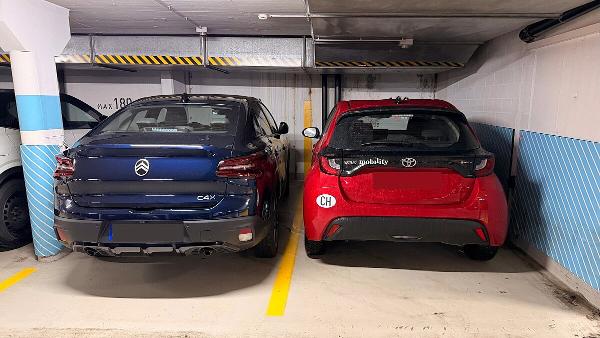 Auf nur 2,12 Meter breiten Parkplätzen müssen sich Automobilisten nebeneinander aufreihen.