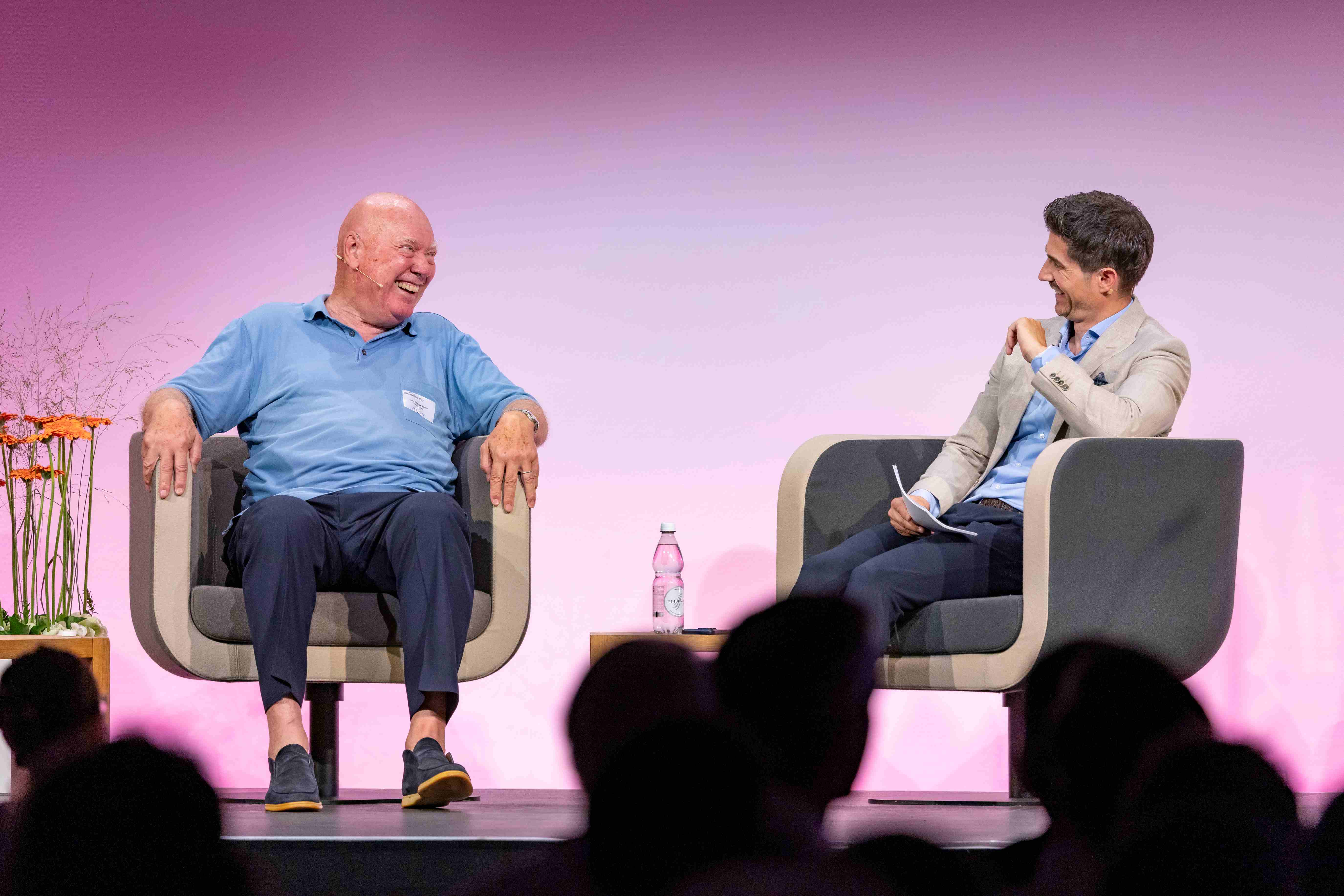 Uhrenlegende Jean-Claude Biver im Gespräch mit Moderator und Fernsehreporter Tobias Müller. (v.l.)