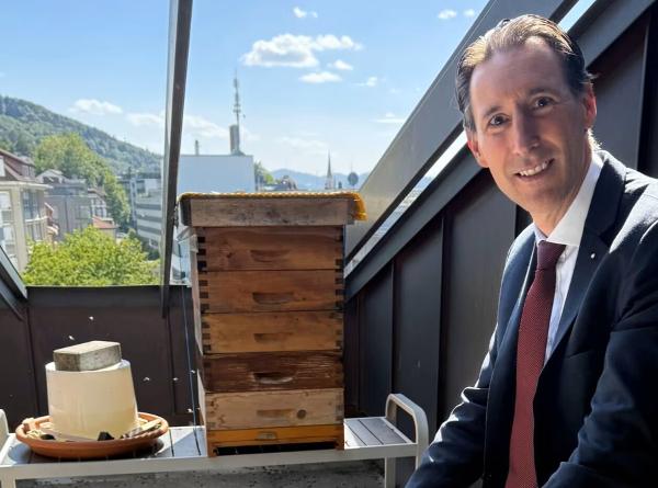 Hoteldirektor Michael Vogt ist ein grosser Bienenfreund und freut sich über die gelungene Zucht auf dem Hoteldach. (Bild: Astrid Nakhostin)