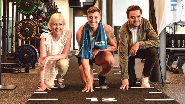 Der gemeinsame Weg wird fortgesetzt (von links): Christina Fenyödi, Leiterin Klinikstab, Simon Ehammer, Leichtathletikstar, und Sandro Aerni, Geschäftsführer «Pulse and Balance».