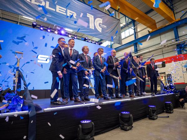 1291 grüsst 1776: Das Schweizer Unternehmen feiert 10 Jahre US-Präsenz von Stadler Rail.