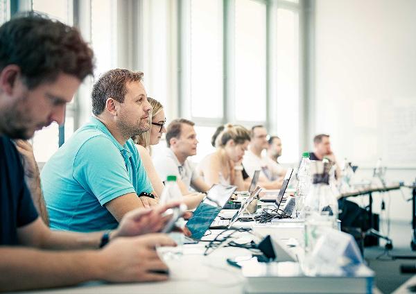 Ein zentrales Element des Programms ist die Vernetzung von Führungskräften aus verschiedenen Bereichen der Automobilwirtschaft.