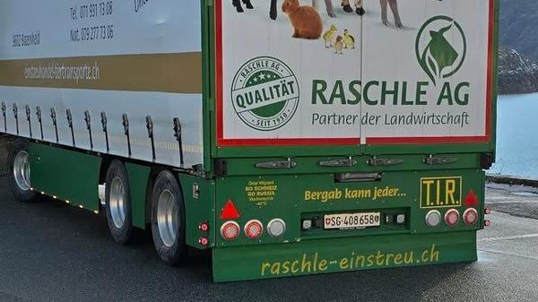 Die Raschle AG postete auf Facebook auch Bilder, auf denen die Aufschrift (unten links am Fahrzeug) lesbar ist. Die Raschle AG postete auf Facebook auch Bilder, auf denen die Aufschrift (unten links am Fahrzeug) lesbar ist.