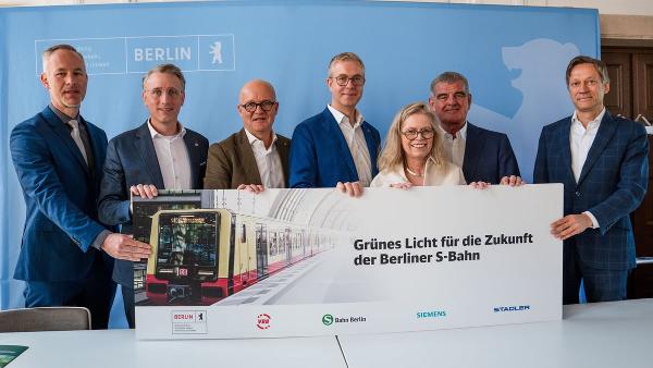 Peter Spuhler (zweiter von rechts) mit Vertretern der Projektpartner nach dem Zuschlag für die Berliner S-Bahn.