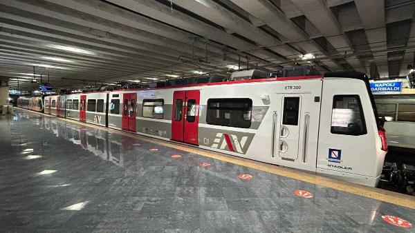 Die dreiteiligen Züge sind rund 40 Meter lang und bieten Platz für bis zu 396 Passagiere. Die dreiteiligen Züge sind rund 40 Meter lang und bieten Platz für bis zu 396 Passagiere.