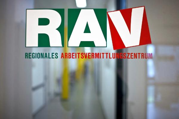 Für den August haben 37 Betriebe im Kanton St. Gallen 1152 Mitarbeitende zur Kurzarbeit vorangemeldet. Für den August haben 37 Betriebe im Kanton St. Gallen 1152 Mitarbeitende zur Kurzarbeit vorangemeldet.
