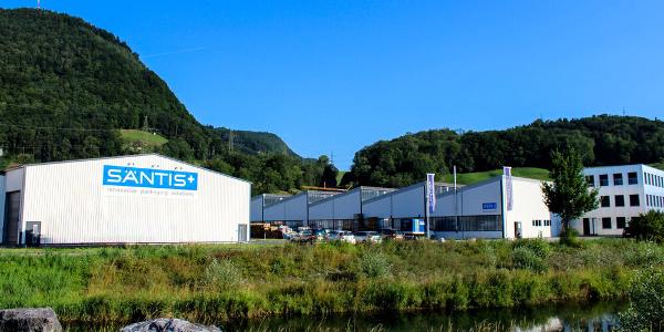 Das Unternehmen entwickelt und produziert in Rüthi unter anderem Kapselsysteme, Becher, Schalen, Deckel und Tiefziehfolien für die Lebensmittel-, Medtech-, Kosmetik- und Tierfutterindustrie.