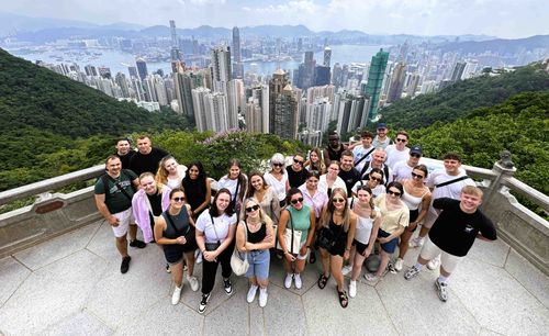 Studienreisen als wertvoller Zusatz: Eine Klasse der Akademie St.Gallen vor der Skyline von Hongkong. Akademie Olivi Kurtzemann HBB-Studie PC