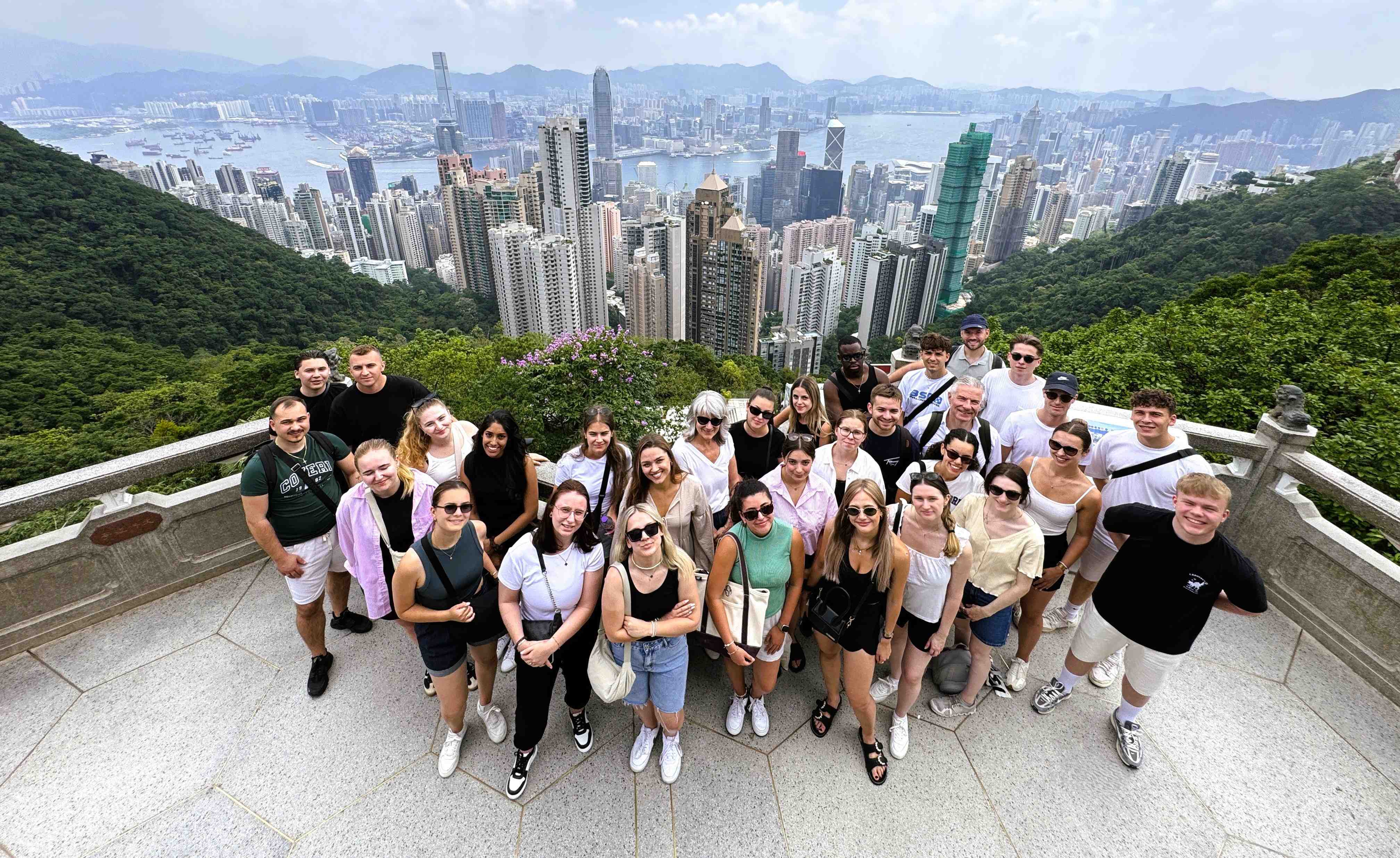 Studienreisen als wertvoller Zusatz: Eine Klasse der Akademie St.Gallen vor der Skyline von Hongkong.