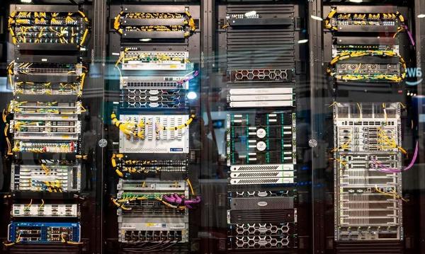 Das H+S-Erfolgsprodukt, optische Netzwerkschalter, spielen eine zentrale Rolle in der Einrichtung von KI-Infrastruktur. Das H+S-Erfolgsprodukt, optische Netzwerkschalter, spielen eine zentrale Rolle in der Einrichtung von KI-Infrastruktur.