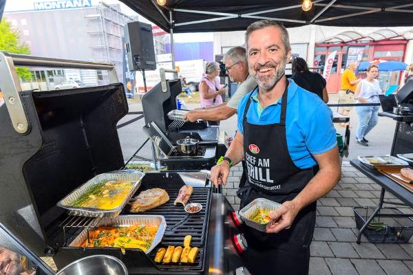 Grillmeister Christoph Komarnicki beim Zubereiten des Siegergerichts.
