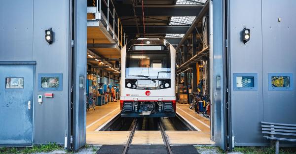 Ein nigelnagelneuer Triebzug des Typs Fink von Stadler für die Zentralbahn.