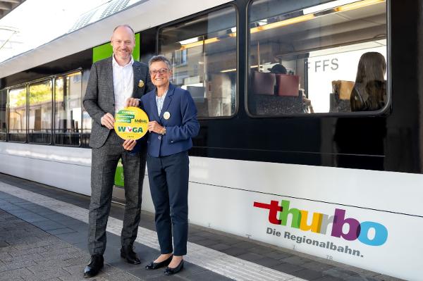 Claudia Bossert, Unternehmensleiterin Thurbo, und Wega-Präsident Beat Bollinger freuen sich über das neue Angebot. (Bild: Raffael Soppelsa)