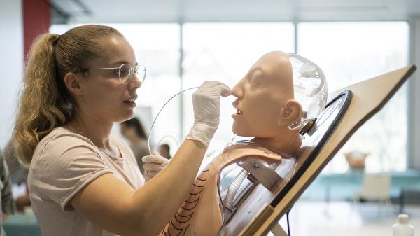  Eine Medizinstudentin an der HSG.