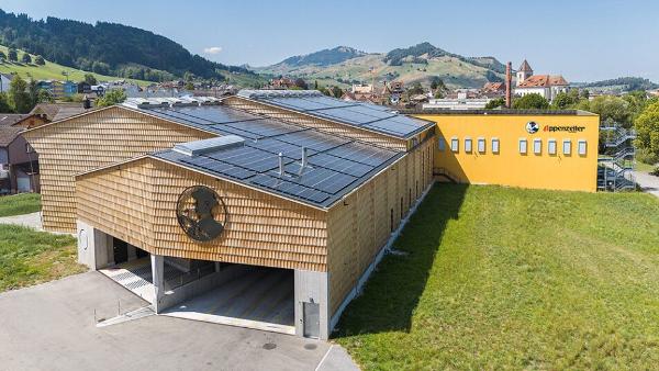 Die Fassade des Neubaus aus 23’000 Schindeln sorgt für ein ortstypisches Erscheinungsbild.