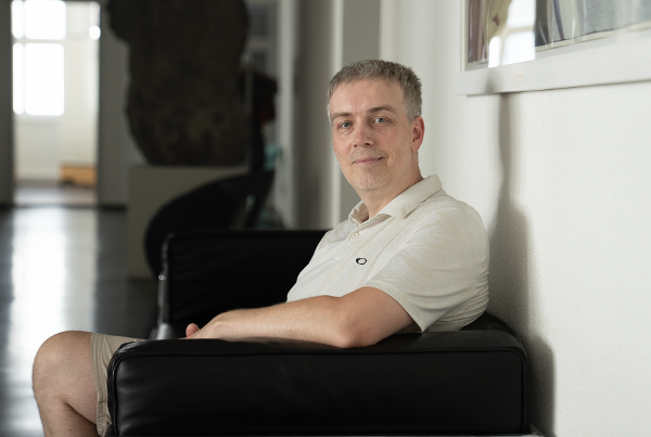 Nando Bosshart, Web-Entwickler und KI-Spezialist, verstärkt die Inhouse-Kompetenz der Agentur Festland. Nando Bosshart, Web-Entwickler und KI-Spezialist, verstärkt die Inhouse-Kompetenz der Agentur Festland.
